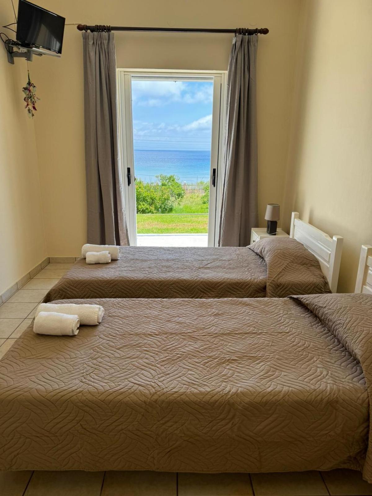 Nisaki Mathraki B&B Стая снимка